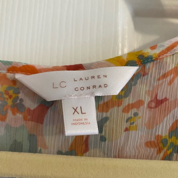 Light flowy top - Picture 5 of 5